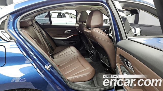 BMW 3-Series 320i Luxury