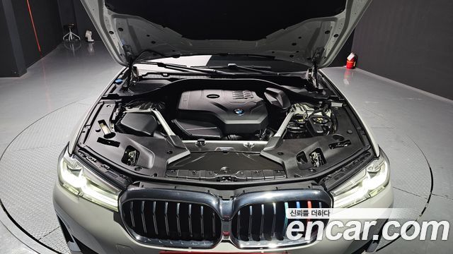 BMW 5-Series 530i xDrive Luxury