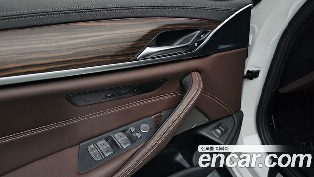 BMW 5-Series 530i xDrive Luxury