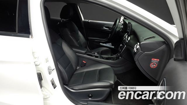 Mercedes-Benz GLA-Class GLA220