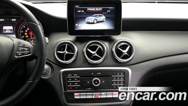 Mercedes-Benz GLA-Class GLA220