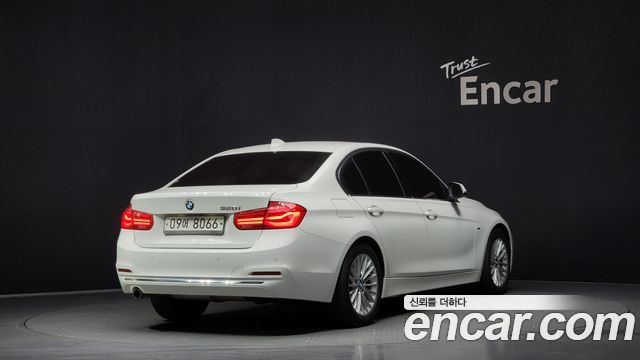 BMW 3-Series 320i Luxury