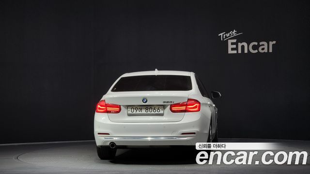 BMW 3-Series 320i Luxury