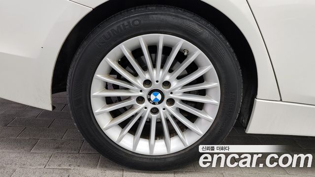 BMW 3-Series 320i Luxury