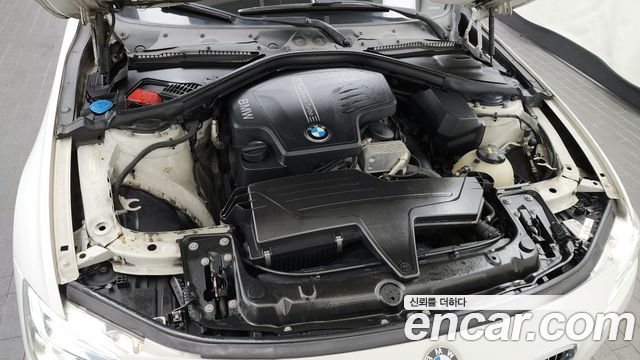 BMW 3-Series 320i Luxury
