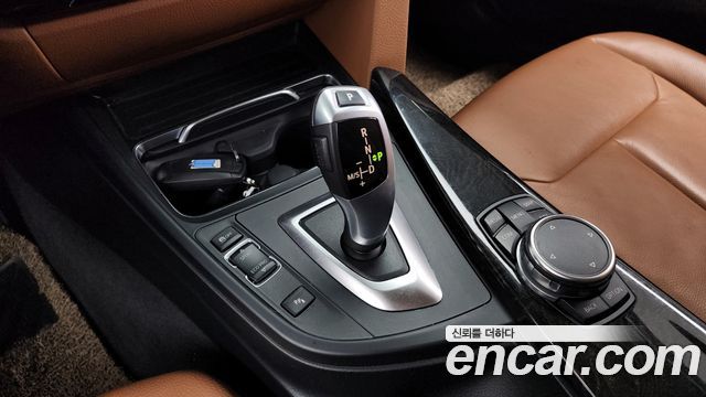 BMW 3-Series 320i Luxury