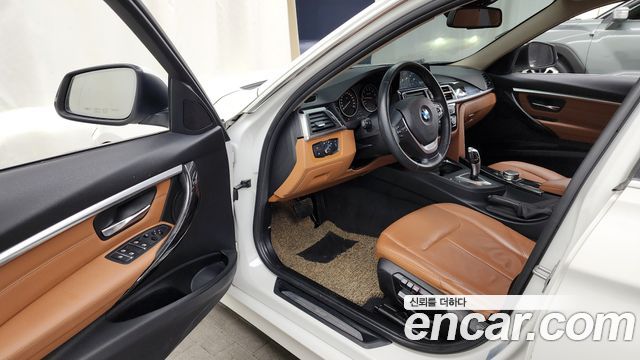 BMW 3-Series 320i Luxury