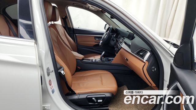 BMW 3-Series 320i Luxury