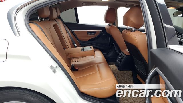 BMW 3-Series 320i Luxury