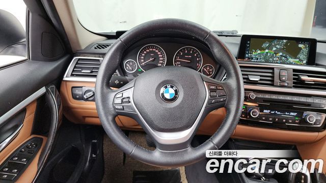 BMW 3-Series 320i Luxury