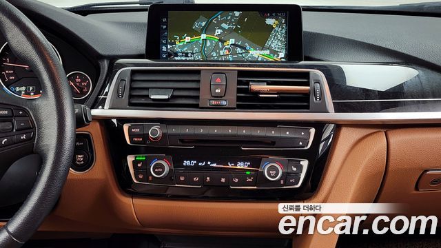BMW 3-Series 320i Luxury