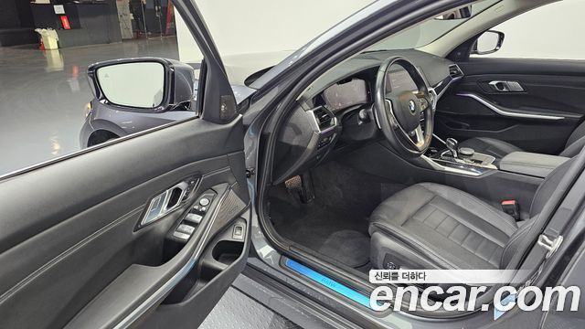 BMW 3-Series 320i Touring Luxury