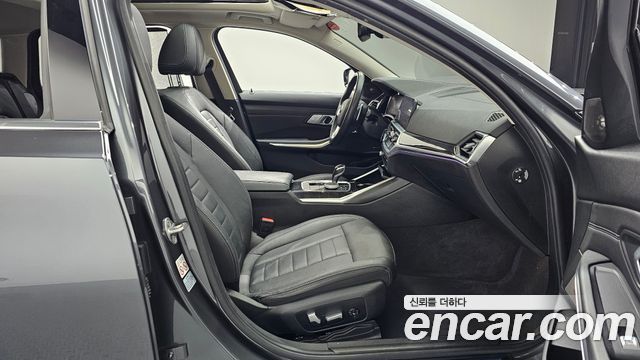 BMW 3-Series 320i Touring Luxury