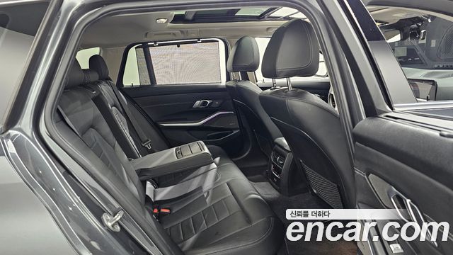 BMW 3-Series 320i Touring Luxury