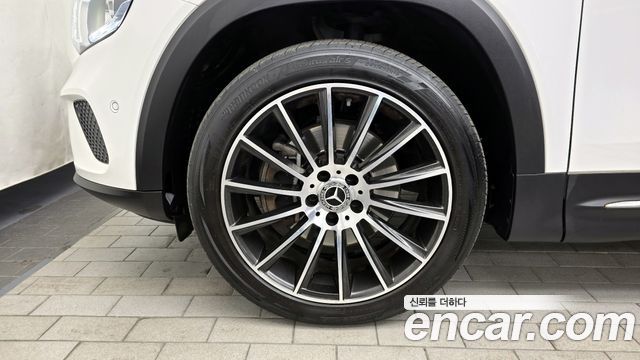 Mercedes-Benz GLB-Class GLB220
