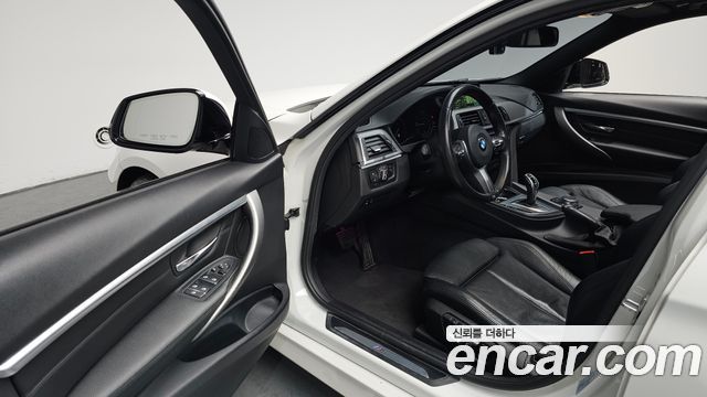 BMW 3-Series 330i M Sport Shadow
