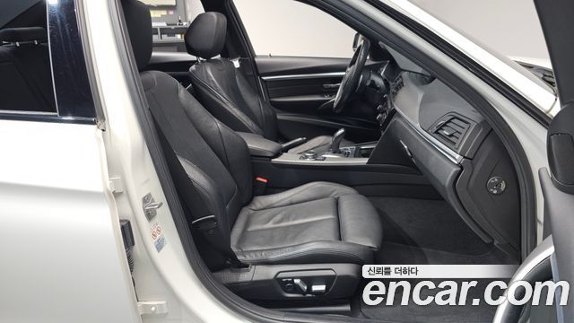 BMW 3-Series 330i M Sport Shadow