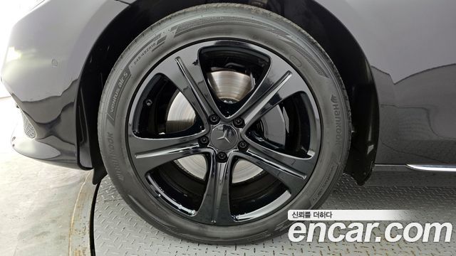 Mercedes-Benz E-Class E300 4MATIC Avnatgarde