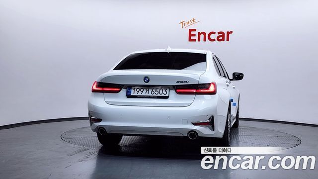 BMW 3-Series 320i Luxury