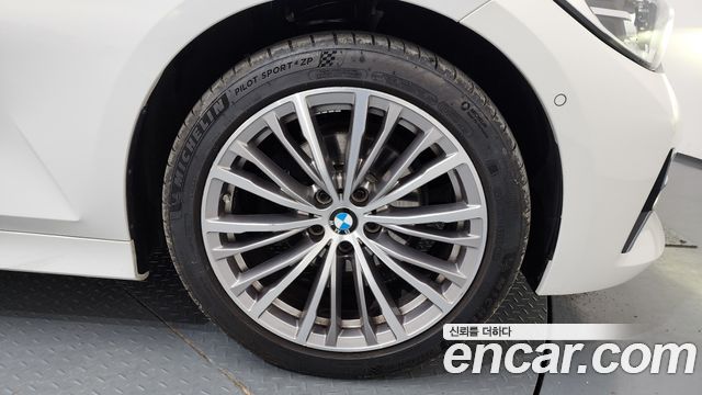 BMW 3-Series 320i Luxury