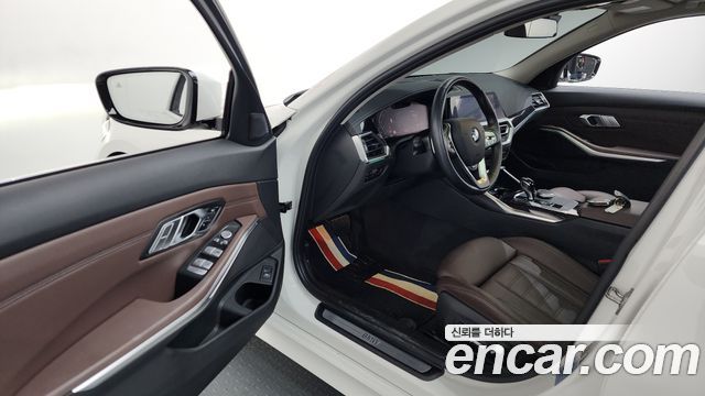 BMW 3-Series 320i Luxury