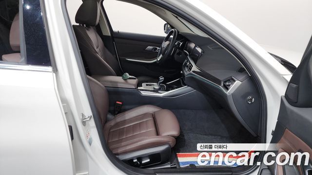 BMW 3-Series 320i Luxury