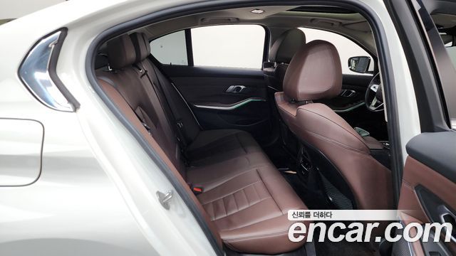 BMW 3-Series 320i Luxury