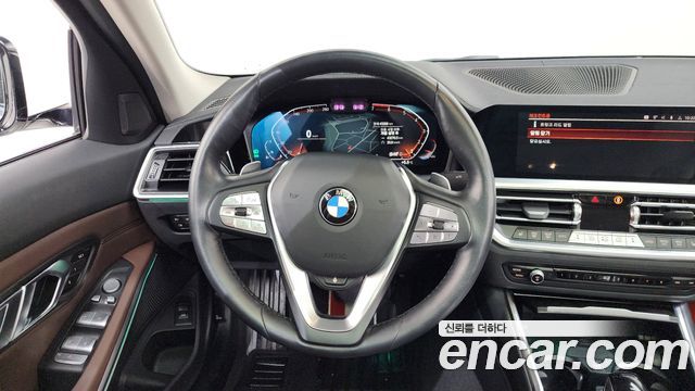 BMW 3-Series 320i Luxury