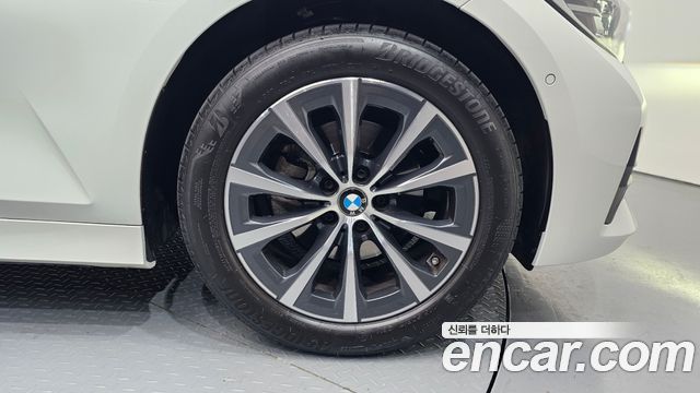 BMW 3-Series 320i
