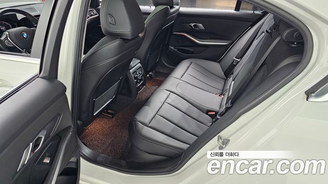 BMW 3-Series 320i