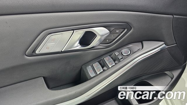 BMW 3-Series 320i