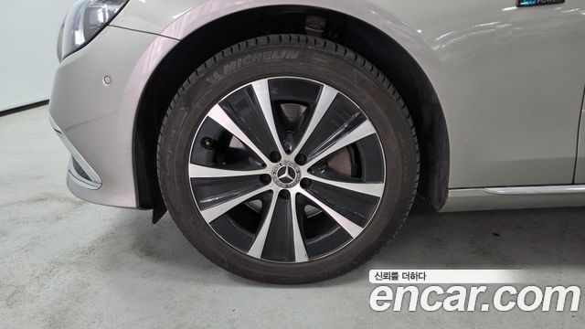 Mercedes-Benz E-Class E300e 4MATIC Exclusive