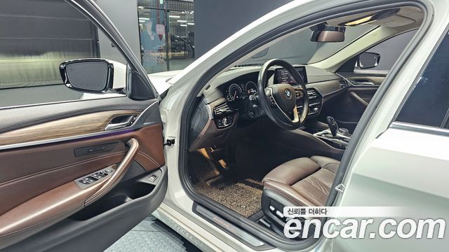 BMW 5-Series 530i xDrive Luxury Plus