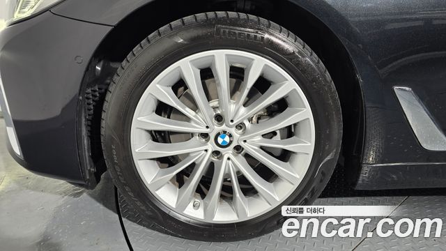 BMW 5-Series 520i Luxury
