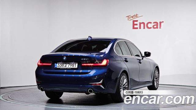 BMW 3-Series 320i Luxury