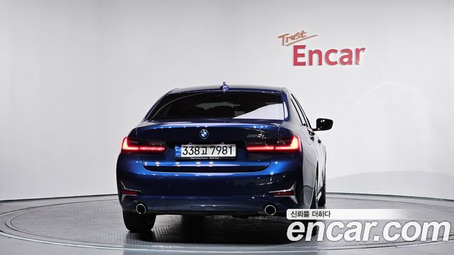 BMW 3-Series 320i Luxury