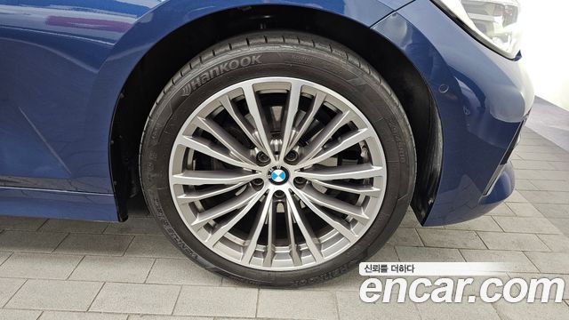BMW 3-Series 320i Luxury