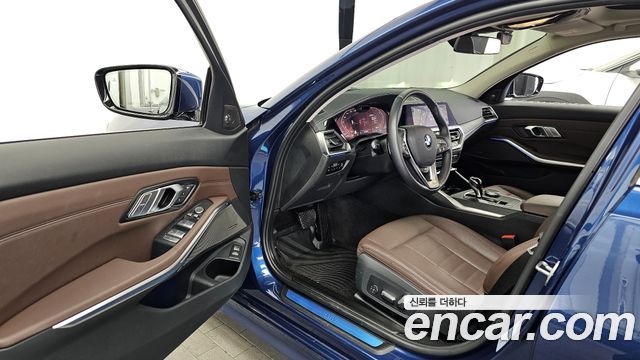BMW 3-Series 320i Luxury