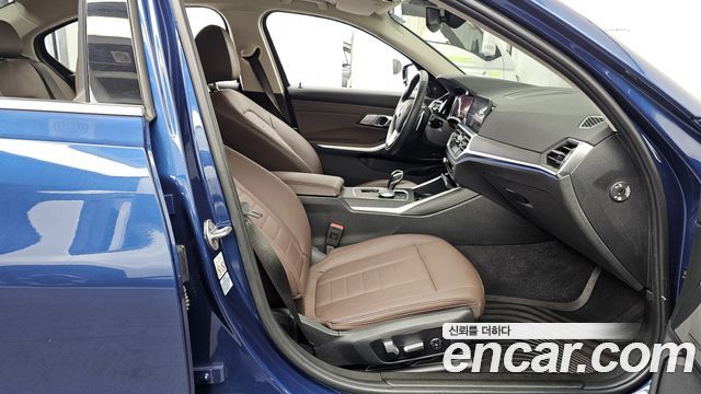 BMW 3-Series 320i Luxury