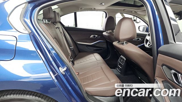 BMW 3-Series 320i Luxury