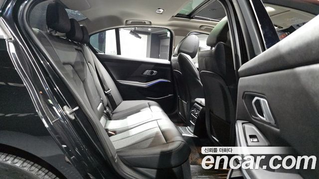 BMW 3-Series 320i