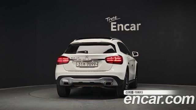 Mercedes-Benz GLA-Class GLA220 Premium