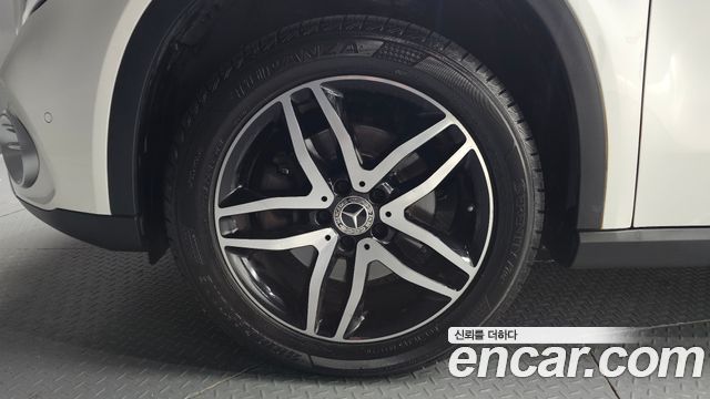 Mercedes-Benz GLA-Class GLA220 Premium