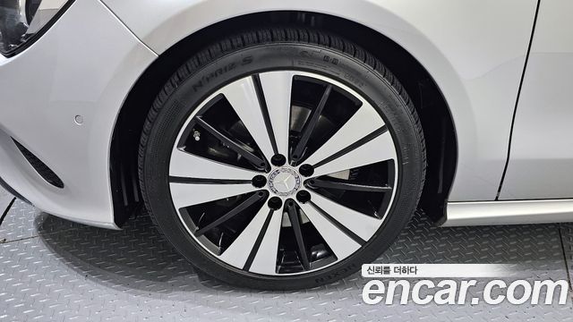 Mercedes-Benz CLA-Class CLA250 4MATIC