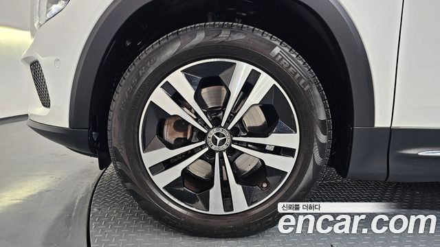 Mercedes-Benz GLB-Class GLB220