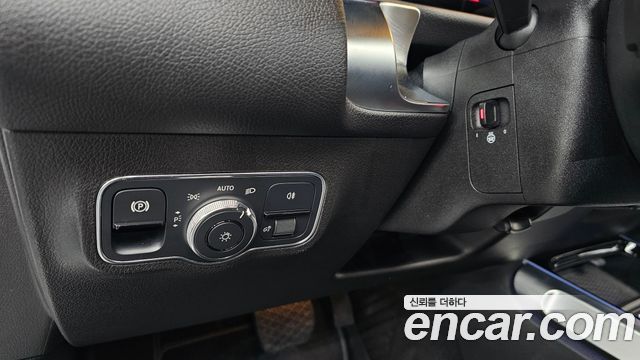 Mercedes-Benz GLB-Class GLB220