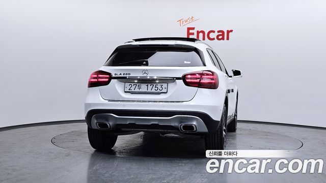 Mercedes-Benz GLA-Class GLA220 Premium