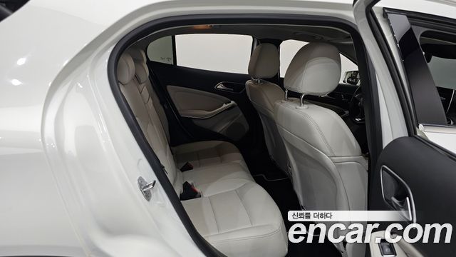 Mercedes-Benz GLA-Class GLA220 Premium