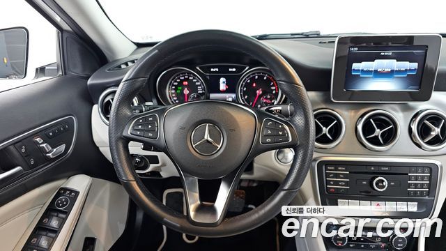Mercedes-Benz GLA-Class GLA220 Premium