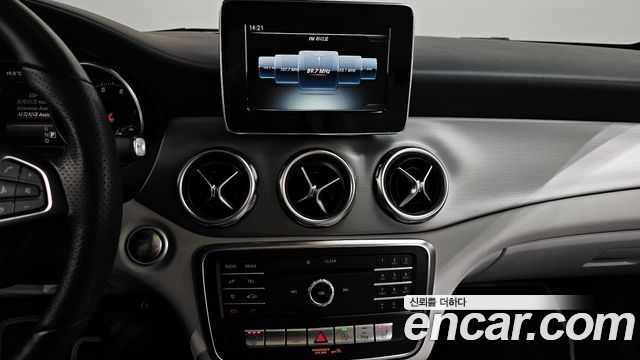 Mercedes-Benz GLA-Class GLA220 Premium
